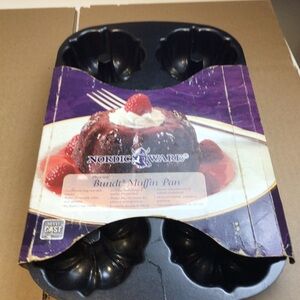 Nordic Ware Black 6-Cavity Decorative Bundt Muffin Pan